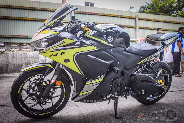 Vốn đã có bề ngoài thể thao, chiếc sportbike Yamaha R3 càng trở nên ấn tượng hơn khi "qua tay" của xưởng độ Big Bike Mania tại Thái nhờ một loạt những "đồ chơi" độc đáo.