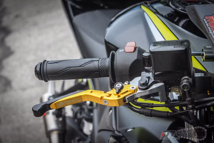 2 bên tay côn và phanh được thay bằng tay nhôm CNC cũng của Boushi, với khả năng điều chỉnh hành trình linh hoạt.