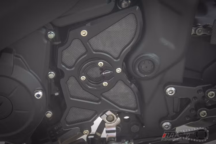 Mang cá của chiếc xe cũng được độ lên loại nhôm kết hợp sợi carbon của Boushi.