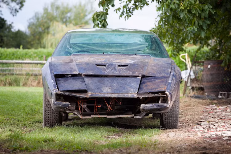 Đây là 1 trong 3 chiếc Aston Martin DBS V8 trên thế giới với thân xe đặc biệt do nhà chế tác Ogle thiết kế.