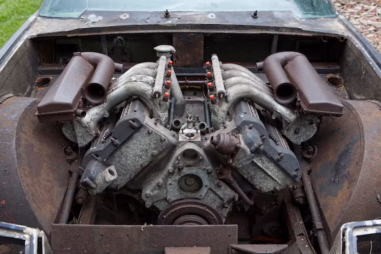 Bên dưới nắp ca-pô, chiếc xe vẫn còn khối động cơ V8 5340 cc thử nghiệm đời 1969 của Aston Martin.