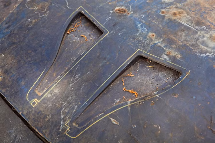 Khi còn mới, nó được sơn tông màu xanh Navy đặc biệt cùng với những đường kẻ chỉ vàng trang trí nổi bật xung quanh nhiều chi tiết.