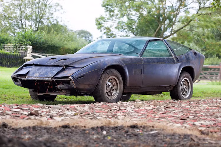 Chuẩn bị được rao bán vào ngày 14/10 tới, chiếc Aston Martin DBS V8 "nát" này được định giá từ 154.320 tới 185.202 USD vì độ hiếm và giá trị lịch sử của nó (tương đương 3,46 - 4,1 tỷ đồng).