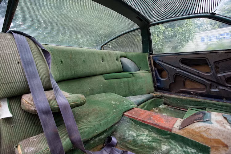 Một điểm đặc biệt của Aston Martin DBS V8 đó là phần mui hoàn toàn được làm từ kính.