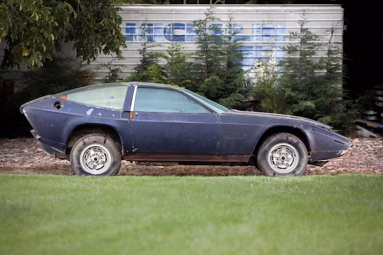 Động cơ này được nối với hộp số sàn 5 cấp đúng đời, và là một trong những lý do khiến giá trị của chiếc Aston Martin này tăng lên.