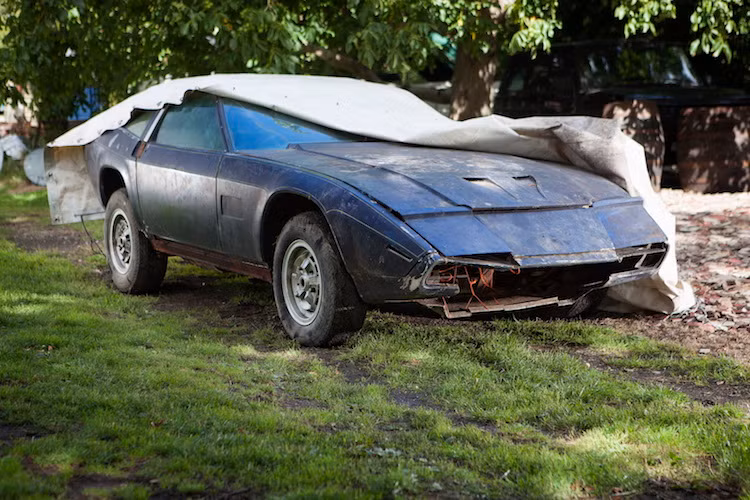 Chiếc siêu xe Aston Martin DBS V8 "hàng nát" đời ơ kìa vừa được tìm thấy trong tình trạng bị hư hỏng nặng, thiếu nhiều chi tiết tại một nhà kho cũ tại vương quốc Anh.