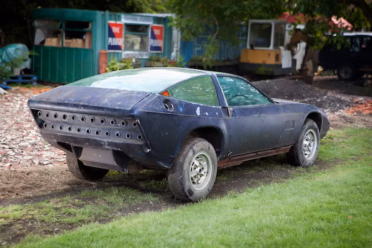 Dù không được bảo quản cẩn thận trong hơn 40 năm nhưng thân xe vẫn không hề bị rỉ, do nó làm từ sợi thuỷ tinh và nhựa Perspex.