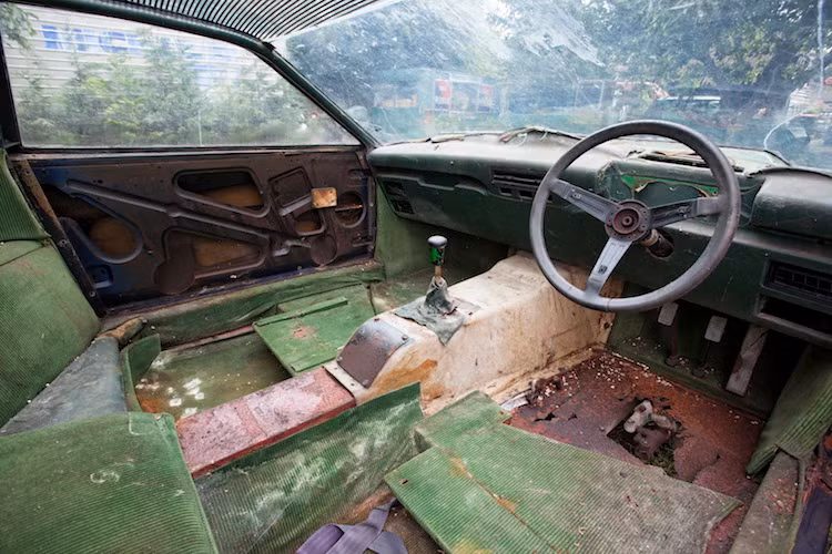Nội thất của xe đã bị gỡ hết gần như toàn bộ các chi tiết, chỉ còn lại bảng táp-lô, bệ cần số, ghế sau và vô-lăng.