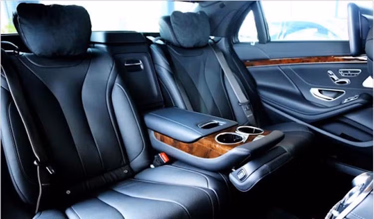 Nội thất siêu sang của xe còn được trang bị các tiện nghi độc đáo như hệ thống đèn viền nội thất AMBIENT LIGHTING, hệ thống AIR-BALANCE với bộ lọc than hoạt tính và chức năng ion hóa oxi, bên cạnh chất lượng hoàn thiện đỉnh cao với da cao cấp và gỗ xịn.
