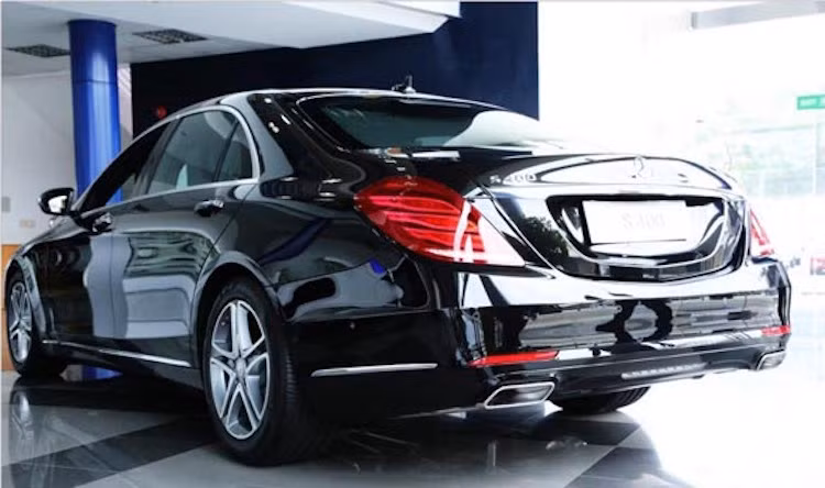 Tại Việt Nam, giá một chiếc S400L chính hãng là 3,669 tỷ đồng.