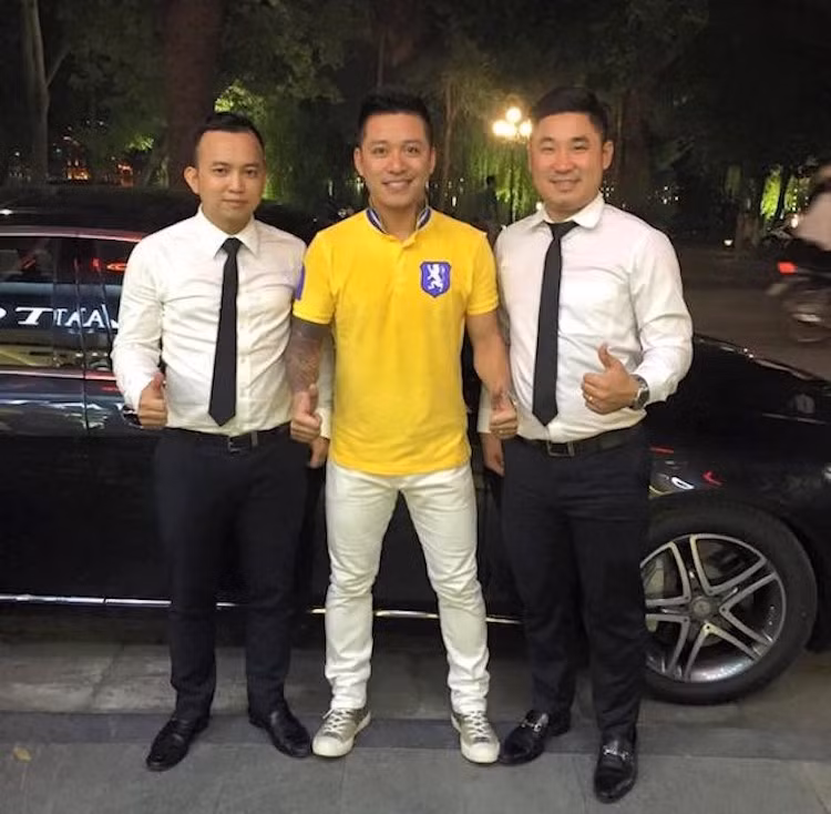 Phiên bản S400L vừa được Tuấn Hưng mua có màu đen Magnetite, thuộc thế hệ S-Class mới nhất vừa mới được ra mắt vào năm ngoái.