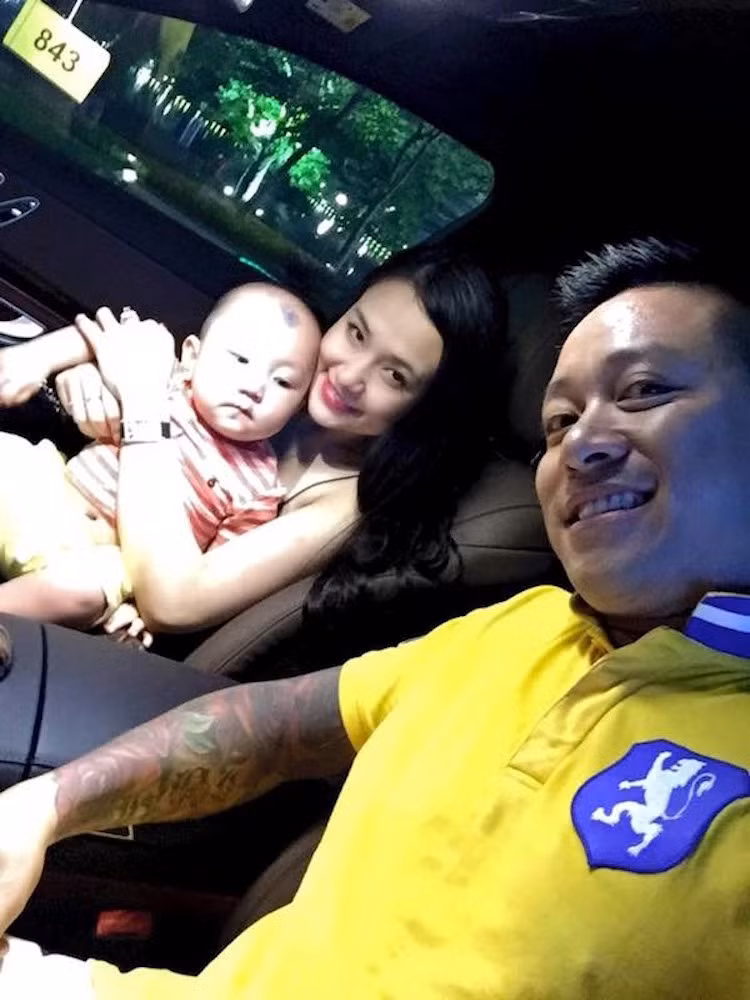 So với S500L, chiếc S400L của Tuấn Hưng không có nhiều khác biệt về trang bị. Trong đó, chi tiết dễ nhận biết nhất đó là chiếc xe chỉ được trang bị mâm 18 inch 5 chấu kép, thay vì 19 inch 5 chấu kép như S500L.