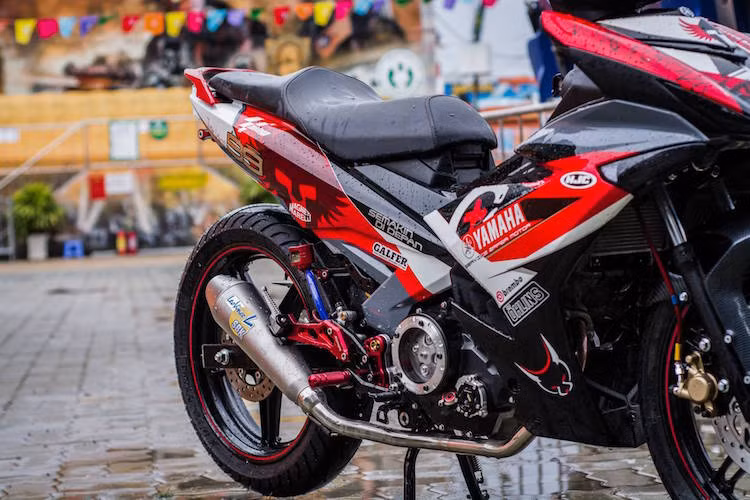 Dàn để chân được thay bằng loại nhôm CNC từ Racing Boy.