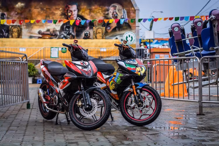 Yamaha Exciter 150 Duka Family "so dáng" bên một "người anh em" đã được độ khác.