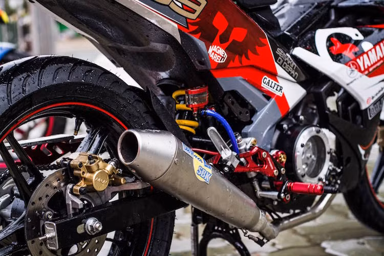 Ở phía sau, xe được trang bị pô độ LeoVince SBK.