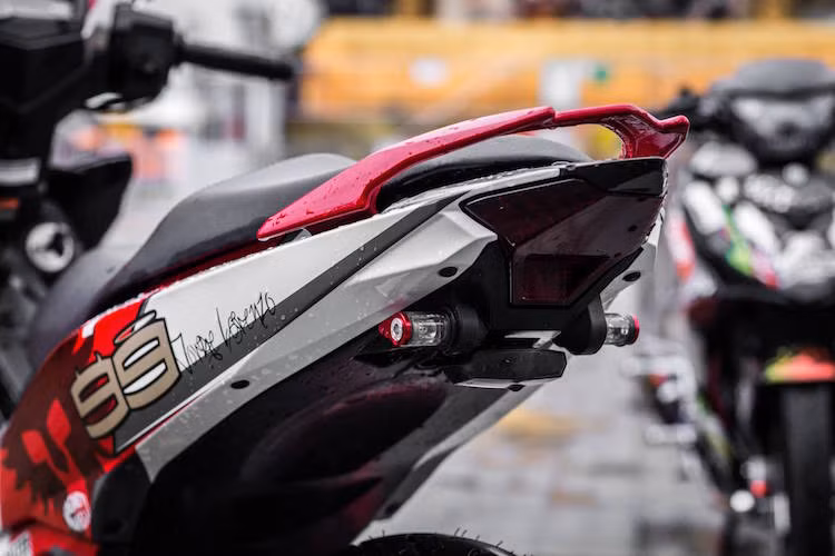 Pát biển số được loại bỏ, thay vào đó là 2 đèn xi-nhan mini của Rizoma.