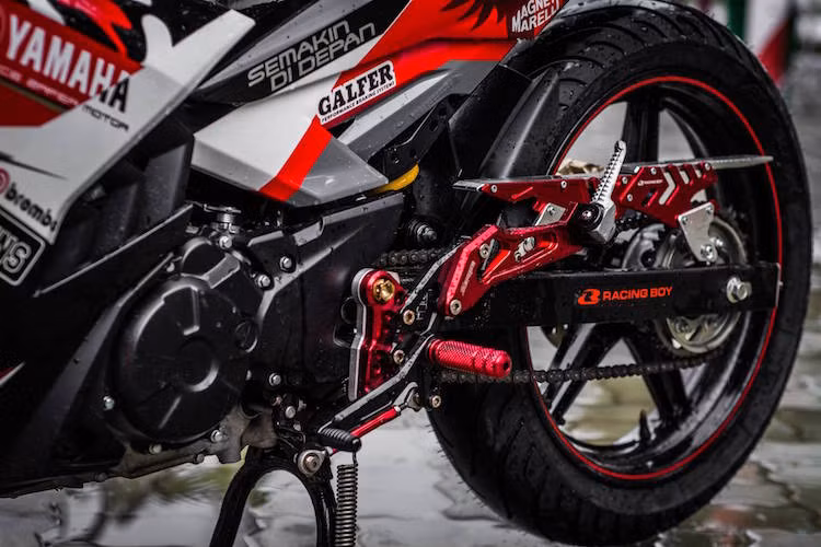 Ở phía bên trái cũng là dàn để chân Racing Boy, kết hợp với chắn xích cũng của Racing Boy.