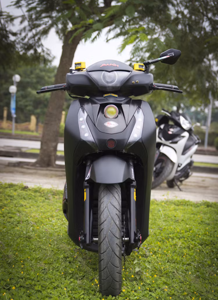 Phần mặt nạ nguyên bản của xe đã được chế mủ lại và gắn thêm đèn chiếu sáng dạng gương cầu. Chất lượng gia công lại phần mặt nạ cũng rất cao, khiến chiếc đèn gắn thêm giống như đã được trang bị trên chiếc xe từ lúc rời nhà máy.