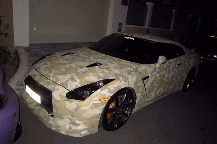 "Kẻ huỷ diệt siêu xe" Nissan GT-R R35 nay đã trở nên độc đáo hơn với dàn áo dán camo rằn ri theo phong cách quân đội.