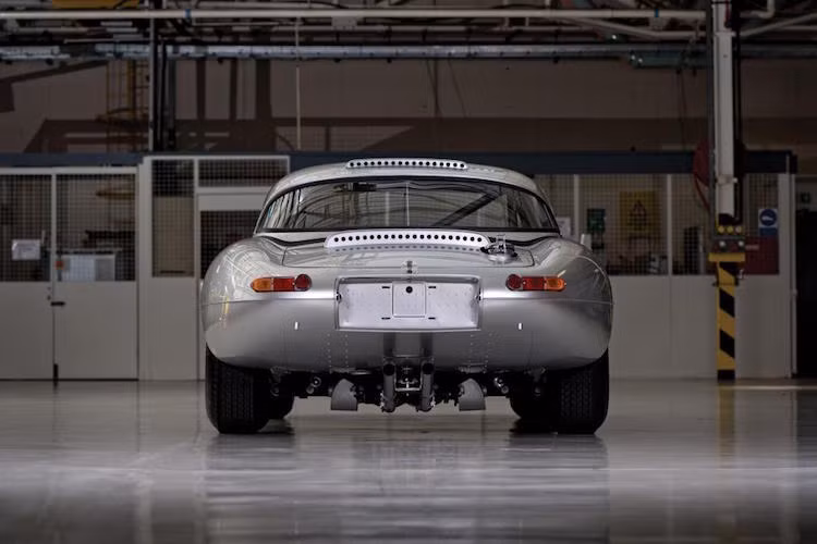 6 chassis còn lại không được đánh số và nằm trong nhà máy của Jaguar trong nhiều năm, cho tới năm 2014.