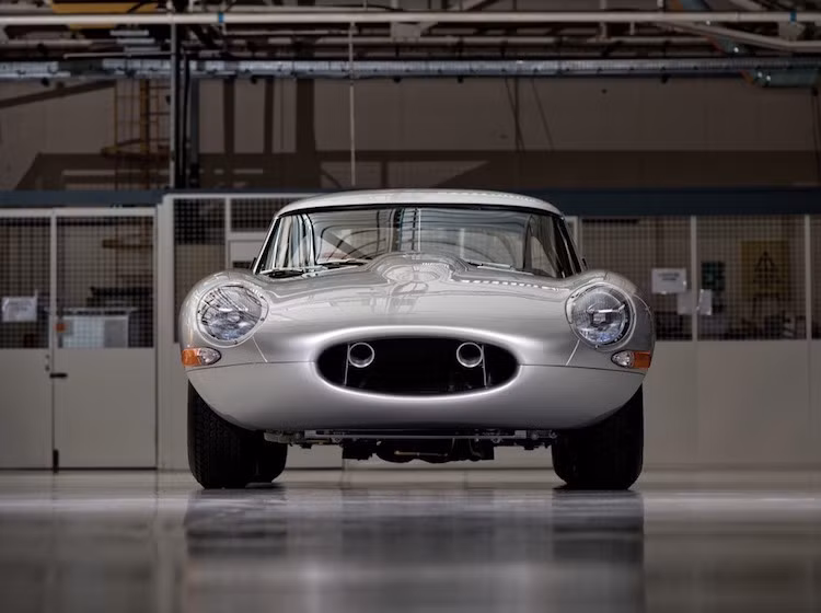 Ban đầu, Jaguar định chế tạo 18 chiếc E-Type, tuy nhiên cuối cùng chỉ có 12 chiếc được tạo ra.