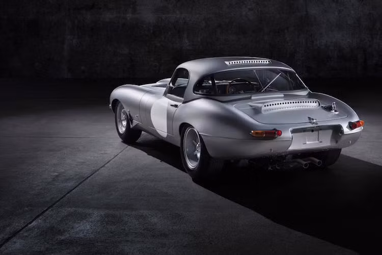 Nghe có vẻ đơn giản tuy nhiên do E-Type đã bị ngừng sản xuất được 52 năm, các kỹ sư tại Jaguar đã buộc phải nghiên cứu lại những chi tiết của mẫu xe xưa để có thể tạo lại công cụ sản xuất chúng.