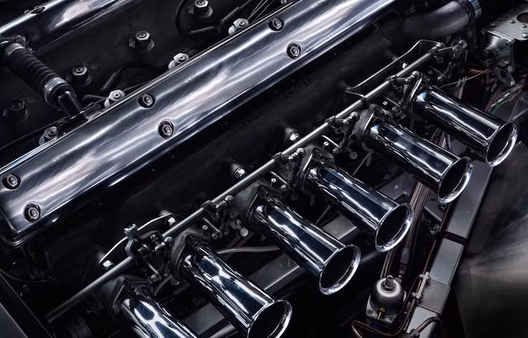 Xe được trang bị động cơ 3.8l 6 xi-lanh thẳng hàng hoàn toàn bằng nhôm, với nắp xú-páp góc rộng và hệ thống phun nhiên liệu cơ khí Lucas.