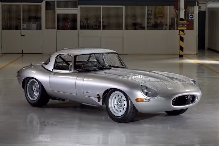 Trong đó, phiên bản thể thao siêu nhẹ E-Type Lightweight sản xuất trong 2 năm 1963-1964) được coi là model hiếm nhất, có giá trị nhất của dòng xe này.