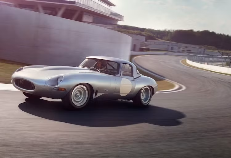 Để kỷ niệm sự thành lập bộ phận chế tạo xe đặc biệt SVO (Special Vehicle Operations) mới, vào ngày 14/5/2014, Jaguar đã tuyên bố sẽ sản xuất nốt 6 chiếc E-Type Lightweight còn lại.