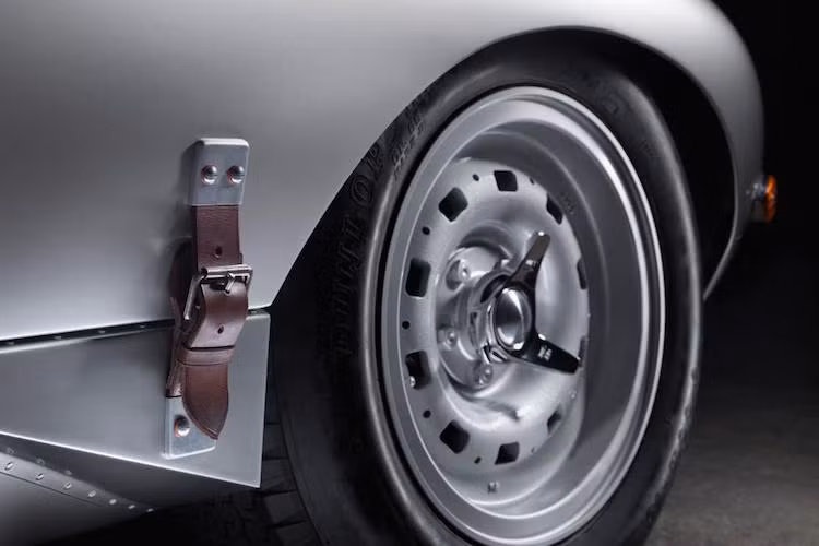 Với 340 mã lực, E-Type Lightweight vẫn là một chiếc xe thể thao khá mạnh, ngay cả khi so sánh với những dòng xe mới hiện nay.