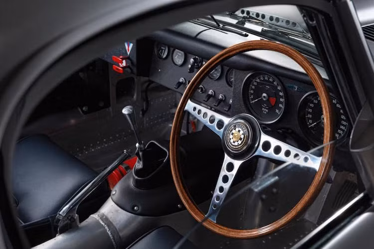 Chính vì vậy, từng chi tiết nhỏ nhất trên chiếc E-Type Lightweight đời 2015 đều giống y hệt chiếc xe đời 1963-1964.