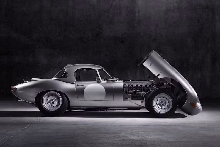 Những chiếc xe này được chế tác hoàn toàn bằng tay và tuân theo thiết kế đúng như nguyên bản từ thập niên 60.