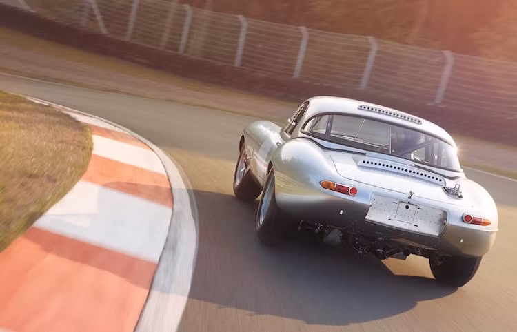 Tổng trọng lượng của chiếc xe chỉ là 1039 kg, và đó là lý do vì sao nó có tên gọi "siêu nhẹ" (lightweight).