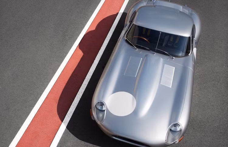 Với thân xe trọng lượng nhẹ làm từ nhôm, phiên bản này nhẹ hơn tới 114 kg so với chiếc E-Type thường.