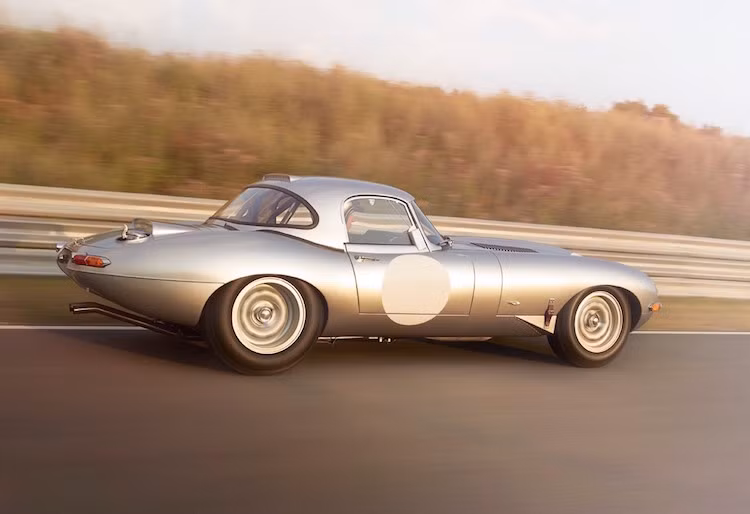 Chỉ có 6 chiếc E-type Lightweight "mới" được chế tạo, và theo nhiều nguồn tin, giá của mỗi chiếc lên tới 1,5 triệu USD (tương đương 32,7 tỷ đồng).