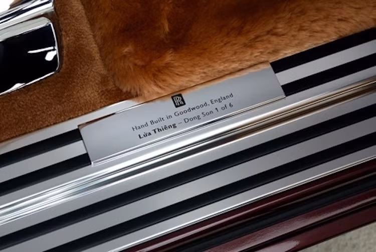 Trên mỗi thành cửa có một tấm biển được khắc dòng chữ Hand Built in Goodwood, England và Lửa Thiêng - Dong Son 1 of 6, với ý nghĩa khẳng định rằng chiếc xe được sản xuất thủ công ở Goodwood-Anh và là chiếc đầu tiên trong bộ sưu tập Đông Sơn.