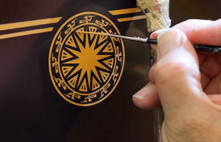 Chạy dọc thân xe là một đường kẻ ngang hông (coachline) đặc trưng trên nhiều phiên bản Rolls-Royce đặc biệt. Cắt ngang đường kẻ này ở khu vực vè trước là một logo trống đồng đậm nét văn hóa Việt.