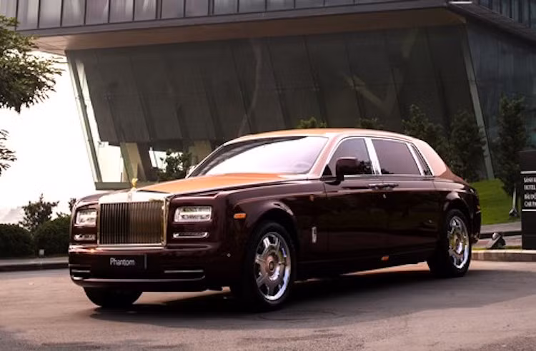 Nằm trong bộ sưu tập Đông Sơn dành riêng cho thị trường Việt Nam, Rolls-Royce Phantom phiên bản Lửa Thiêng là chiếc đầu tiên được giới thiệu, nối tiếp sau đó lần lượt sẽ là những bản đặc biệt khác như Thủy Triều, Thần Núi, Ngân Vũ, Phù Sa và Mẹ Âu Cơ.