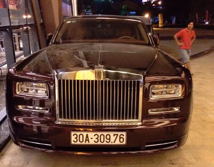 Rolls-Royce Phantom bản Lửa Thiêng là mẫu xe đặc biệt thứ hai được hãng xe sang Anh dành riêng cho Việt Nam. Vào năm ngoái, khi bước chân vào Việt Nam, hãng cũng đã tung ra phiên bản đặc biệt Mặt trời phương Đông (Oriental Sun).