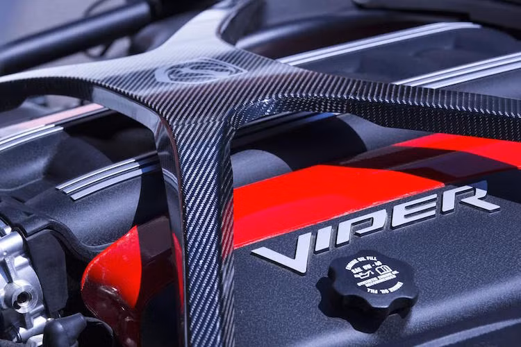 Vẫn sử dụng động cơ V10 8.4l, nhưng Viper ACR có công suất lên tới 645 mã lực và mô-men xoắn 812 Nm. Xe có hộp số sàn 6 cấp.