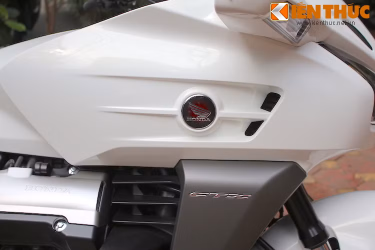 Phần đầu xe kéo dài về phía hai bên tạo thành quây gió bán phần (half-fairing). Honda cũng đã thiết kế quây gió đầy kiểu cách với những khe thoát nhiệt khiến chiếc xe trông thể thao hơn.