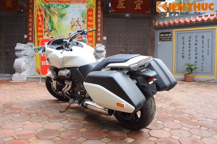 Là một mẫu xe theo phong cách Bagger, CTX1300 được trang bị sẵn 2 hộp đựng đồ nằm hai bên thân xe.