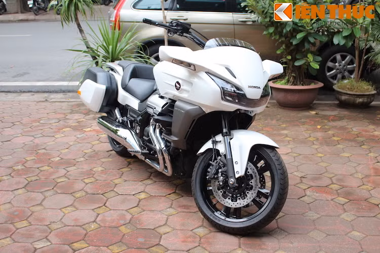 Chiếc CTX1300 này được nhập khẩu trực tiếp từ Nhật thông qua một đại lý kinh doanh môtô phân khối lớn tại Hà Nội. Hiện nay, một chiếc CTX1300 đang có giá 2 triệu Yên Nhật (tương đương 360 triệu đồng).