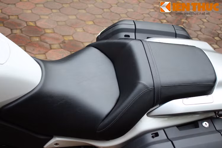 Yên xe có thiết kế dạng "ghế bành" đầy thoải mái cho người lái. Ngay cả những người với chiều cao khiêm tốn cũng có thể điều khiển CTX1300 một cách dễ dàng do yên xe có khả năng điều chỉnh độ cao ở mức thấp nhất chỉ 720 mm.