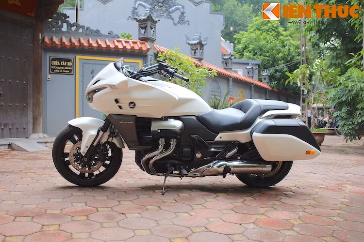 Với chiều dài lên tới 2,25 mét, rộng 0,855 mét và cao 1,15 mét, CTX1300 là một chiếc xe đồ sộ. Do có trọng lượng lên tới 333 kg, việc dắt chiếc xe này cũng đòi hỏi chủ xe phải có thể lực rất tốt.