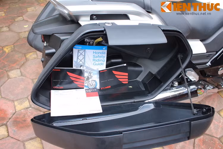 Mỗi bên hộp đựng đồ đều có thể tích 35 lít và được trang bị khóa gài chắc chắn, chống tình trạng trộm cắp vật dụng chứa bên trong.