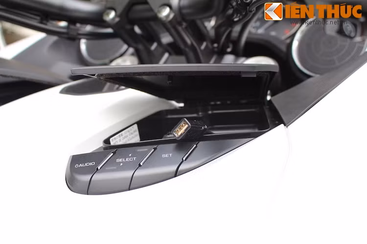 Bù lại, CTX1300 được trang bị cả jack cắm USB và kết nối Bluetooth để người dùng kết nối điện thoại và phát nhạc qua loa. Jack USB của xe được giấu trong hộc đồ bên trái và có khả năng sạc cả điện thoại, vô cùng tiện lợi.