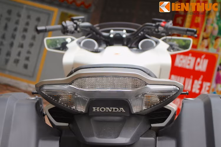 Phần đuôi có thiết kế khá gọn so với tổng thể chiếc xe và được tạo hình hiện đại, giống một chiếc đĩa bay.