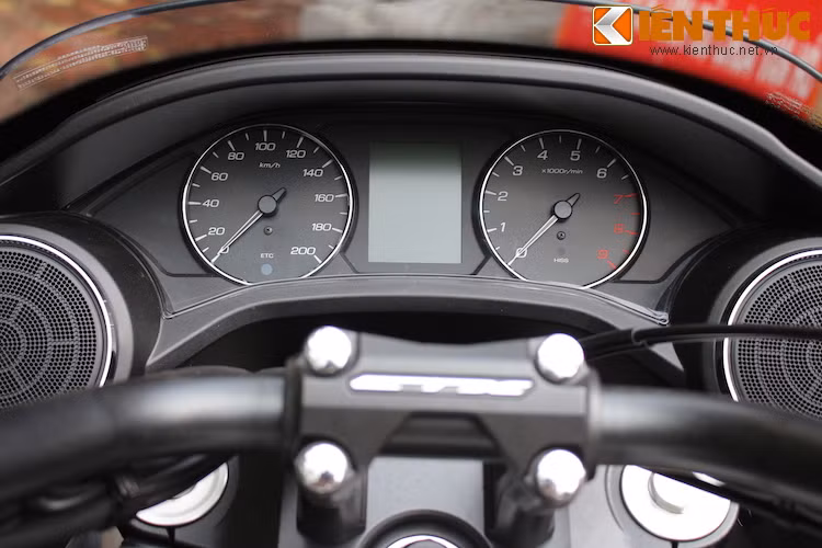 Nhìn vào bảng đồng hồ của CTX1300, nhiều người sẽ nghĩ ngay tới xe hơi khi có cách bố trí tương tự: đồng hồ báo tốc và báo tua nằm đối xứng hai bên, "kẹp giữa" là màn hình hiển thị đa thông tin.