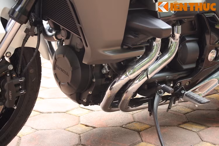 Cung cấp sức mạnh cho chiếc "sa-lông di động" này là khối động cơ V4 DOHC có dung tích 1261 cc, với công suất 83 mã lực ở vòng tua 6000 rpm và mô-men xoắn cực đại lên tới 105 Nm @ 4500 rpm.